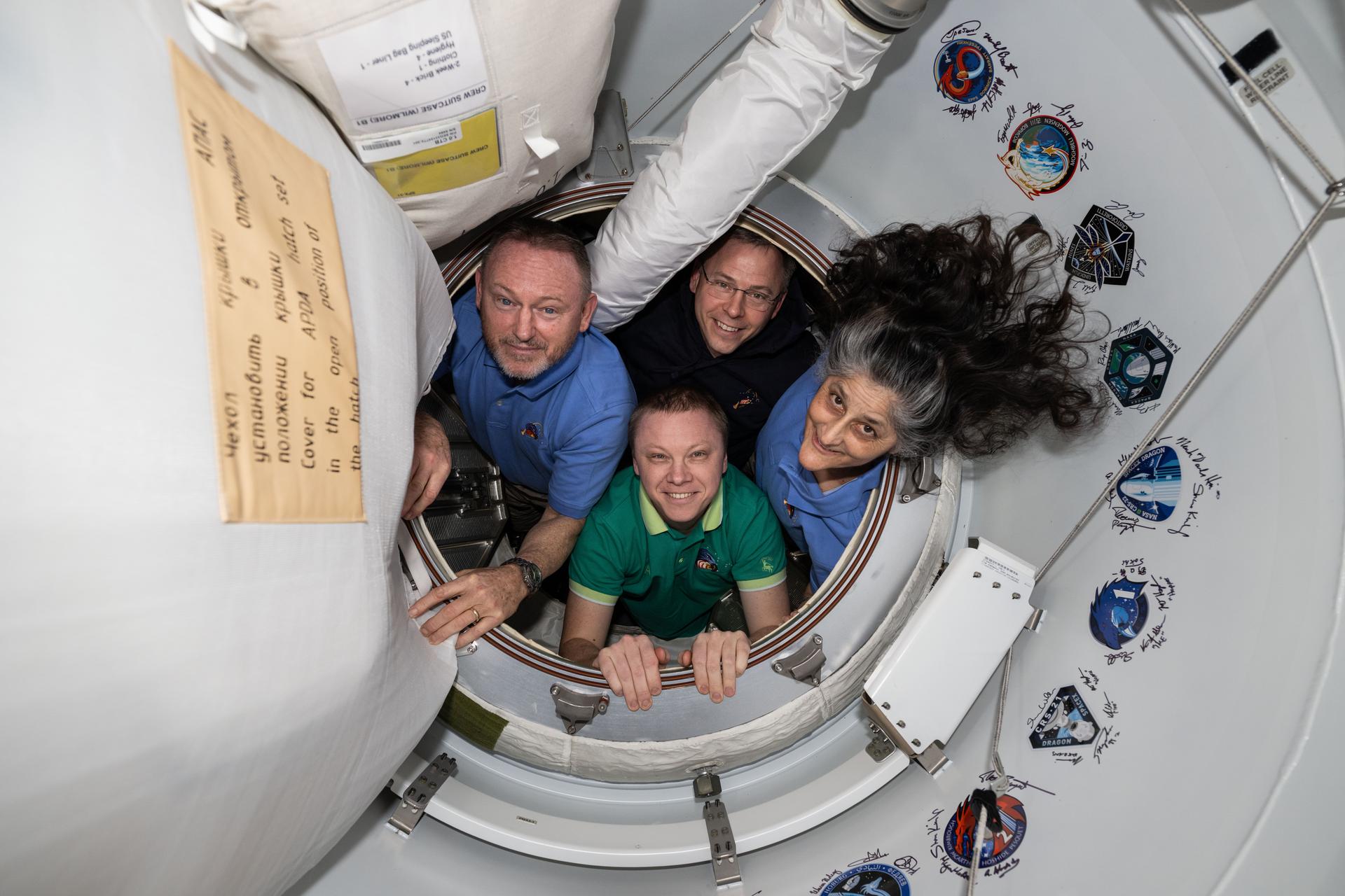 L'équipage Crew 9, avec Butch Wilmore (à gauche), Sunita Williams (à droite), Nick Hague (en haut) et Alexandre Gorbounov (en bas). © Nasa
